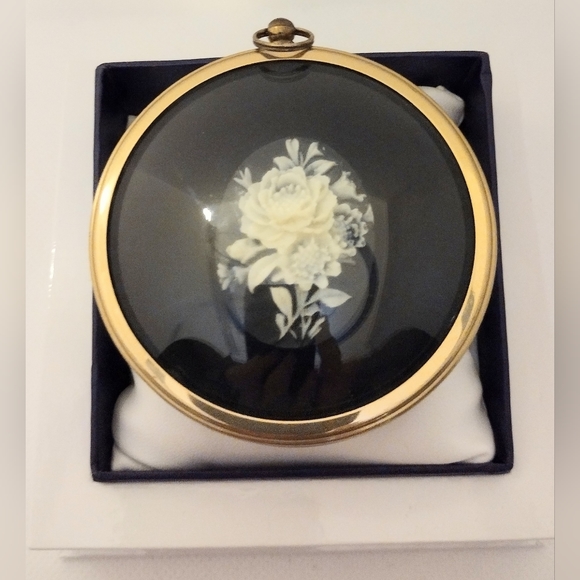 Vintage Roses In Cameo from the Miniture World of Peter Bates in England - Picture 5 of 6